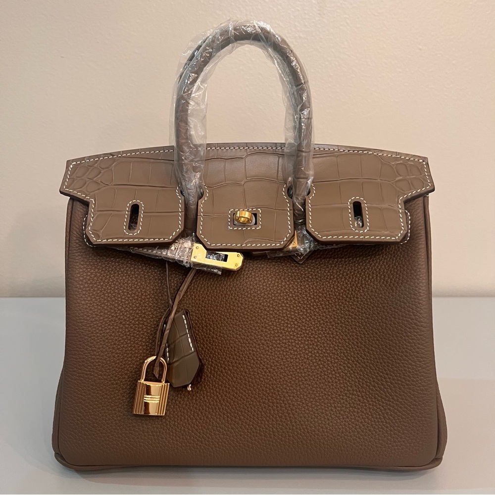 25 cm genuine Togo leather featuring an embossed crocodile print.